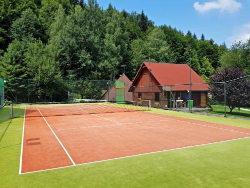 Tenis lub squash w obiekcie Domki Czarny Groń lub w pobliżu