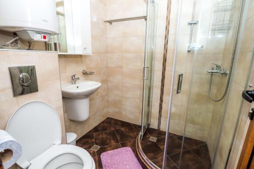 La salle de bains est pourvue d'une douche, de toilettes et d'un lavabo. dans l'établissement Villa Maria Hotel, à Sozopol