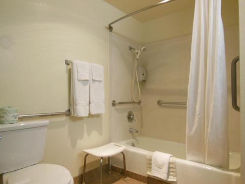 a bathroom with a tub and a toilet and a shower at Oakridge Inn in Oak View