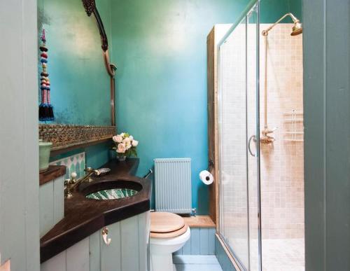 エディンバラにあるCentral Edinburgh Apartmentのバスルーム(トイレ、洗面台、シャワー付)
