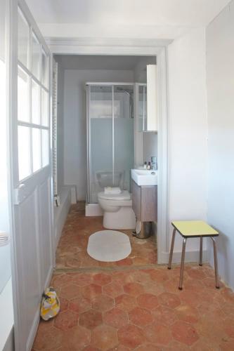 Bilik mandi di Manoir de Puyval