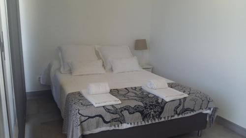 ヴィラモウラにあるOrange Studioのタオル2枚が備わるドミトリールームのベッド1台分です。