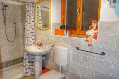 a bathroom with a toilet and a sink and a shower at Bed and Breakfast Le Quattro Stagioni in Neirone