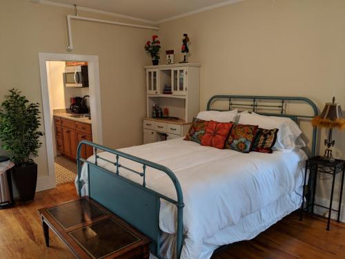 Un pat sau paturi într-o cameră la Villa Mulvey # 3