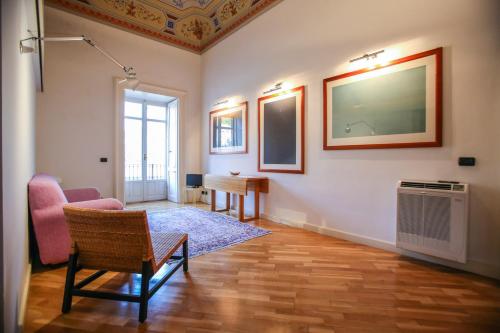 a living room with a chair and a table at L'Orangerie di Cartia Giovanni in Modica
