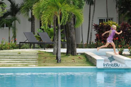 Der Swimmingpool an oder in der Nähe von Instyle Residences at Infiniti Blu