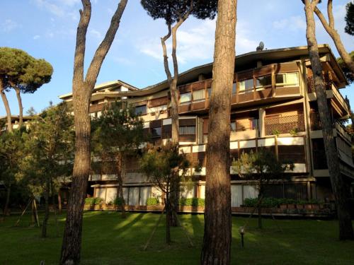 un condominio con alberi di fronte di Prestigioso appartamento Lagomare a Torre del Lago Puccini