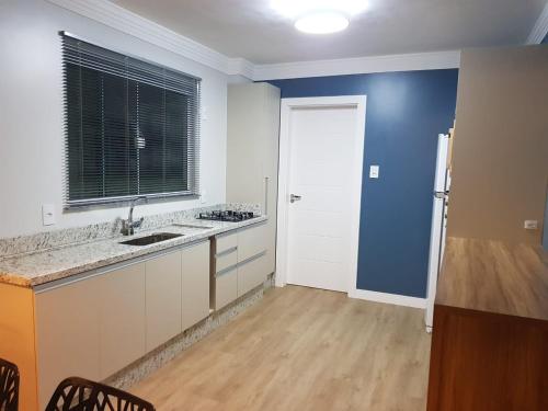 Dapur atau dapur kecil di APTO. BEIRA MAR EM BAL. CAMBORIU
