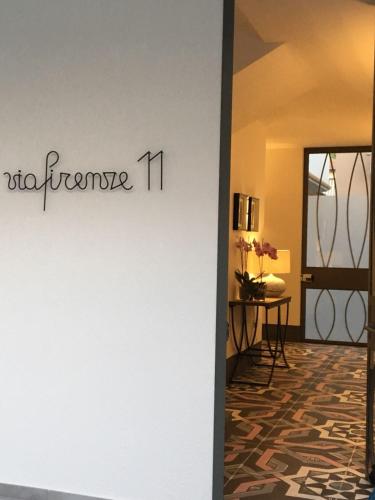 a room with a white wall with the words parasite at Via Firenze 11 in Follonica