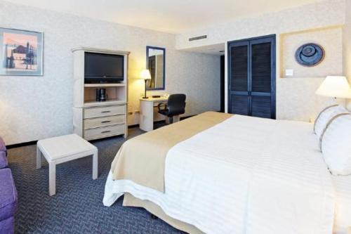 Cette chambre comprend un grand lit et un bureau. dans l'établissement Holiday Inn Monterrey-Parque Fundidora, an IHG Hotel, à Monterrey