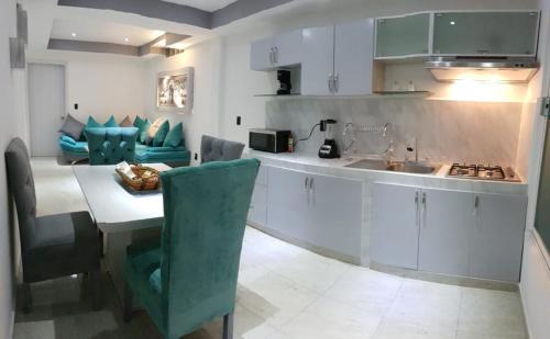 a kitchen with a table and chairs and a counter top at Departamento Privado 3 recamaras in Mexico City