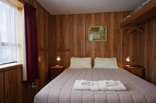 Owaka Lodge Motel 객실 침대
