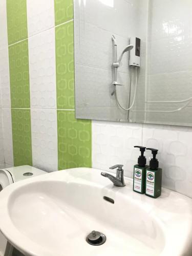 y baño con lavabo blanco y espejo. en Huan Soontaree en Ban Phe