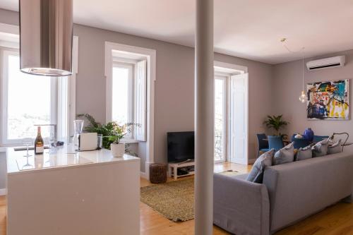 Breath-Taking River & City View Stunning 3 Bedrooms & 3 Bathrooms With AC Alfama Castle district 1st Floor Apartment