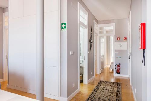 Imagen de la galería de Breath-Taking River & City View Stunning 3 Bedrooms & 3 Bathrooms With AC Alfama Castle district 1st Floor Apartment, en Lisboa