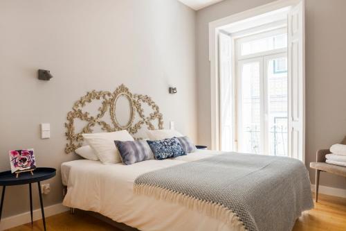 Breath-Taking River & City View Stunning 3 Bedrooms & 3 Bathrooms With AC Alfama Castle district 1st Floor Apartment