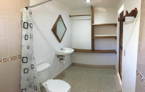 a bathroom with a toilet and a sink at Casa Lomita in Puerto Ángel