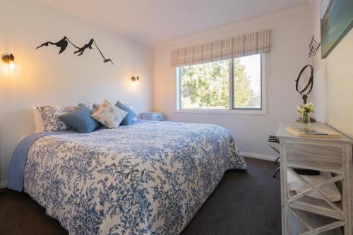 1 dormitorio con cama y ventana en Quail Rest en Twizel