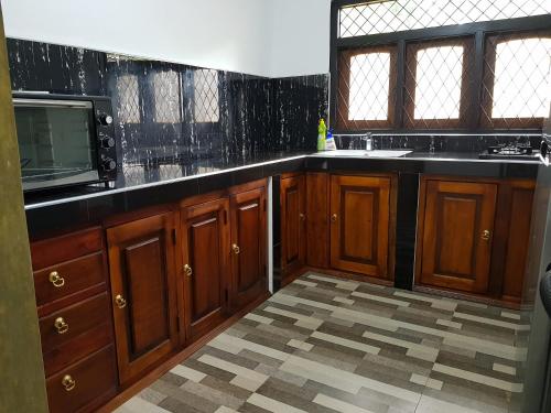 A kitchen or kitchenette at Ayubowan Holiday Home