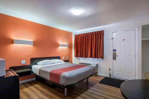 Postel nebo postele na pokoji v ubytování Motel 6-Sudbury, ON