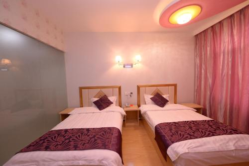 Una cama o camas en una habitación de XinQihang Hotel Harbin Taiping Airport