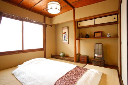 Rúm í herbergi á Kyoto Nishijin Shichiban Tei (No7)
