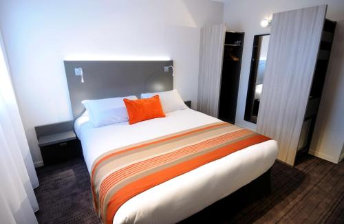 Llit o llits en una habitació de Best Western Plus Hôtel & Spa de Chassieu