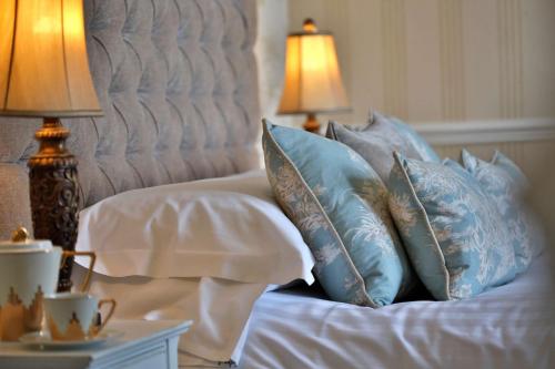Кровать или кровати в номере Oaklands Hall Hotel Sure Hotel Collection by Best Western