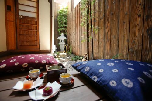 una mesa con una bandeja de comida y tazas de café en Kyoto Nishijin Shichiban Tei (No7), en Kioto