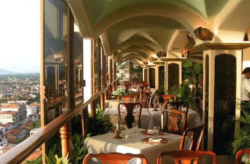 Un restaurante o sitio para comer en Hotel Suites La Siesta