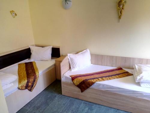 two beds sitting next to each other in a room at Camere De Inchiriat Carpati in Hunedoara