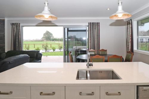 A kitchen or kitchenette at Country Living on Raynes Road
