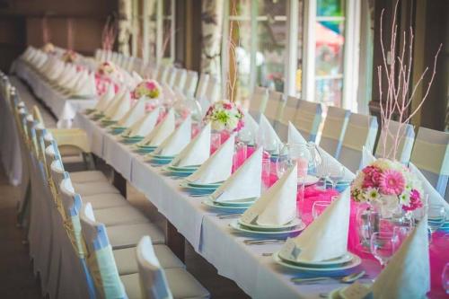 a long table with napkins with models of boats on it at Mlyn Penzion & Wellness in Radvaň nad Dunajom