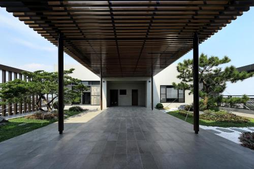 an external view of a building with a large wooden ceiling at 正巧文旅 蔬食友善旅館 in Caotun