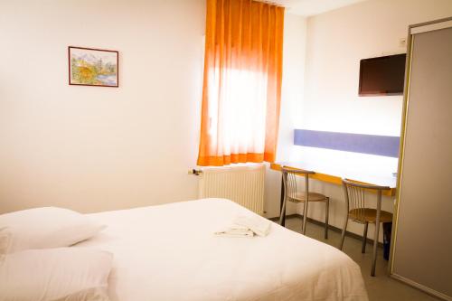 Cama o camas de una habitación en Hôtel Vallée Bleue