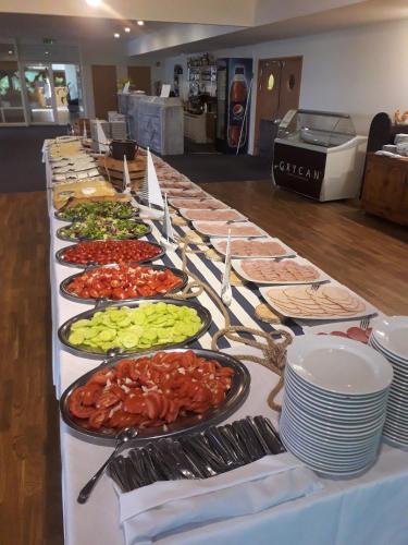 un lungo buffet di cibo su un tavolo di PAN Dom Pracy Twórczej w Wierzbie a Wierzba