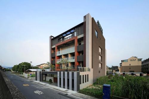 a building on the side of a street at 正巧文旅 蔬食友善旅館 in Caotun