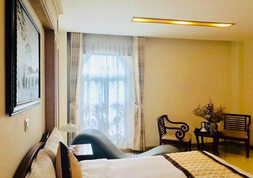 Postel nebo postele na pokoji v ubytování Minh Tam Phu Nhuan Hotel & Spa