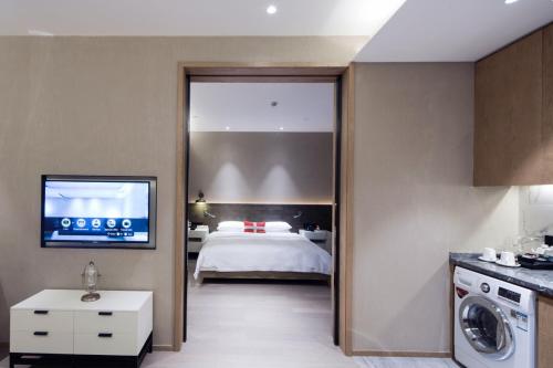 Postel nebo postele na pokoji v ubytování Swisstouches Guangzhou Hotel Residences