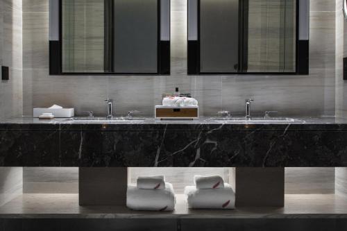 Kúpeľňa v ubytovaní Swisstouches Guangzhou Hotel Residences