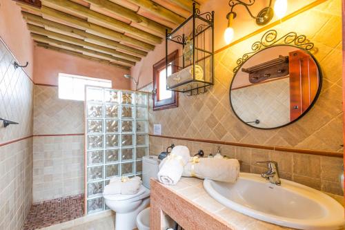 A bathroom at Finca Can Diego