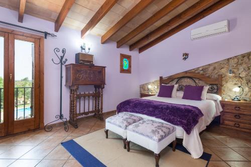 A bed or beds in a room at Finca Can Diego