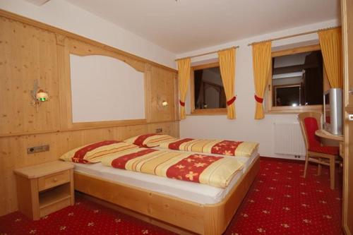een slaapkamer met een groot bed in een kamer bij Zollhof in Vipiteno
