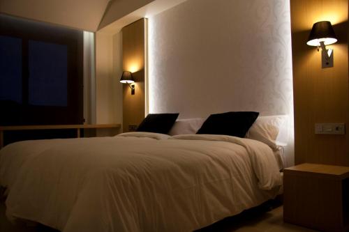 Tempat tidur dalam kamar di Apartamentos Rurales Las Vegas de Cardeo