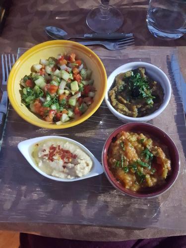 リヤドの敷地内または近くでの食事または食べ物
