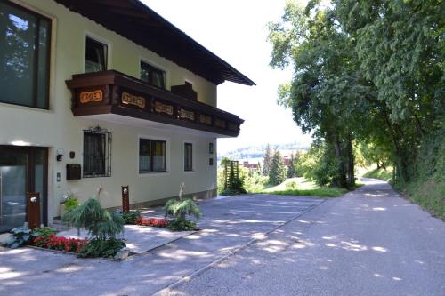 a house with a driveway leading up to it at Gästehaus Pfisterer in Bad Schallerbach