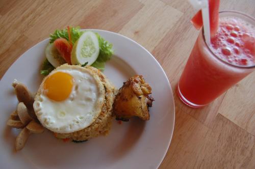 ein Teller mit Ei, Pommes frites und einem Getränk in der Unterkunft Star East Bungalows in Amed