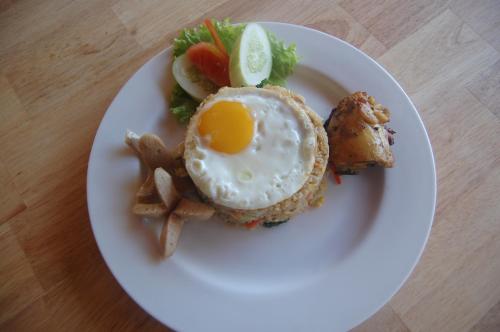 eine Platte mit einem Ei und Pommes frites in der Unterkunft Star East Bungalows in Amed