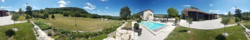 Vista de la piscina de Le Domaine des Terres Blanches o d'una piscina que hi ha a prop