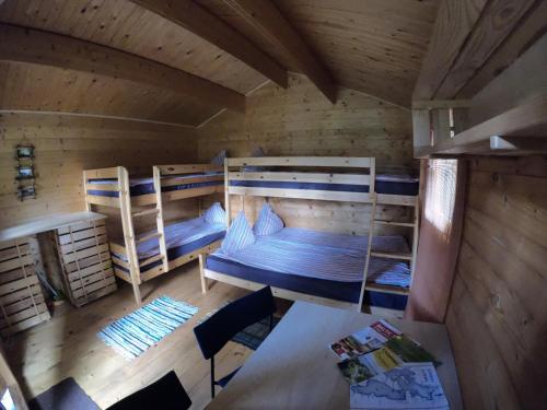 Ein Etagenbett oder Etagenbetten in einem Zimmer der Unterkunft Bukdangas